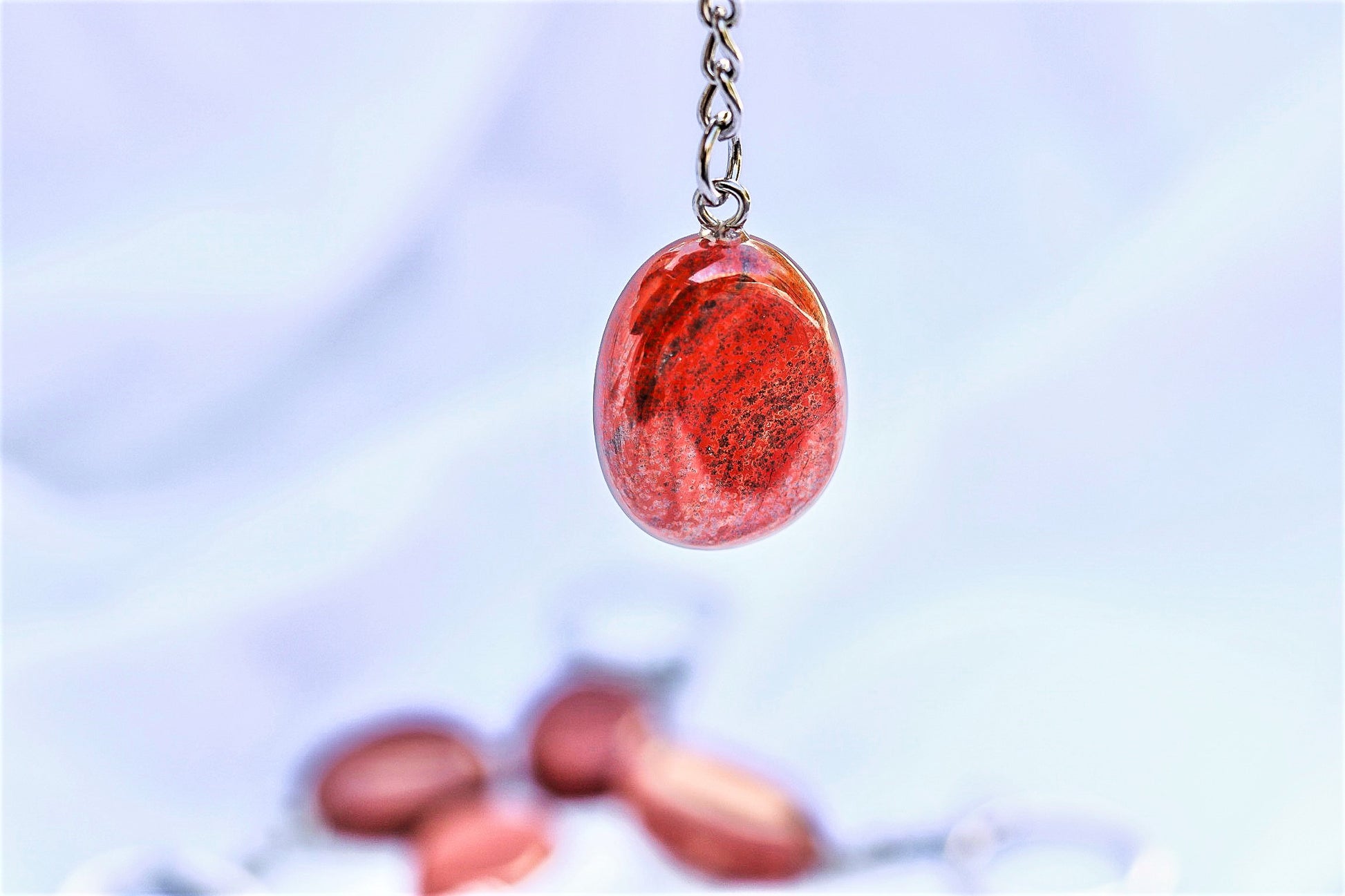 Porteclé en pierre de jaspe rouge avec chaine en argent