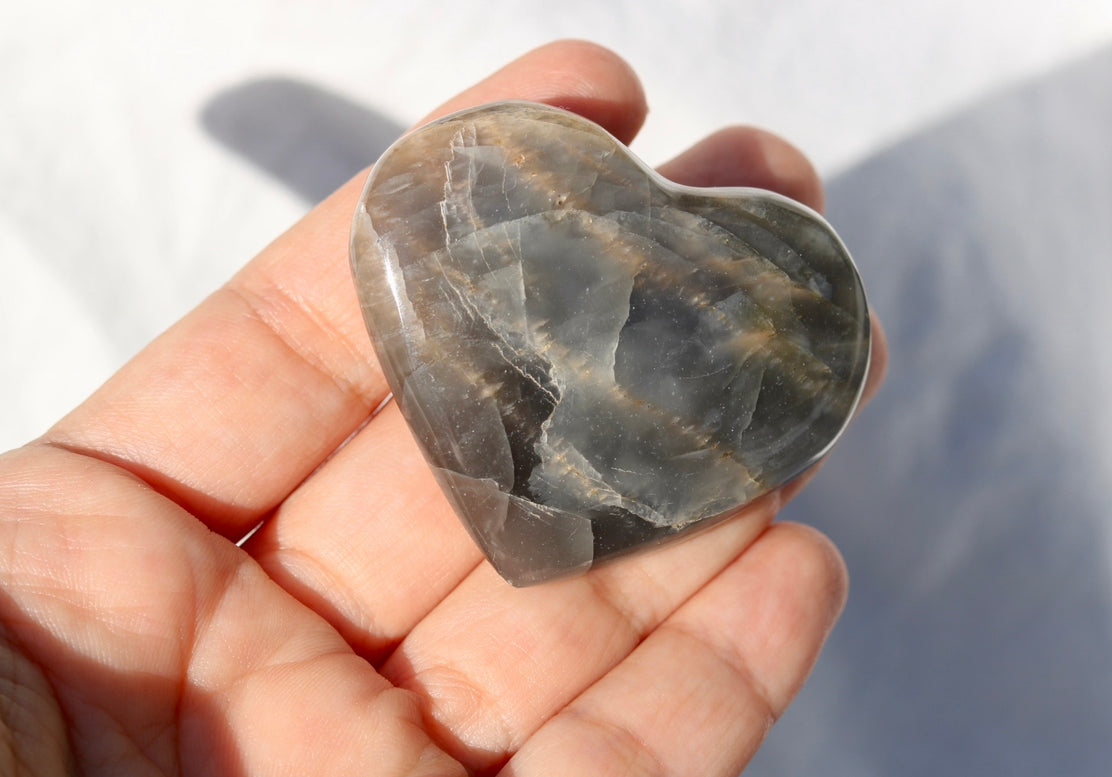 pierre en forme de coeur , pierre de lune