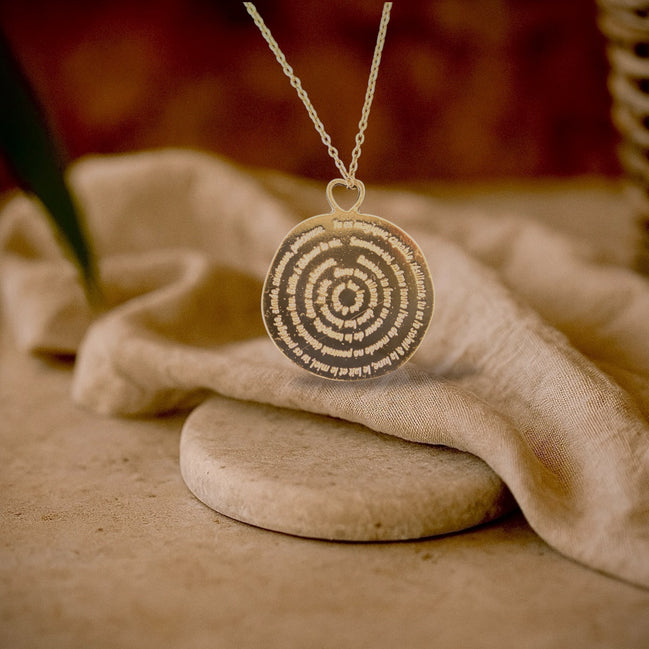 Collier Mantra doré GrigriMagic – bijou talisman dessiné à la main, symbole de confiance et de lumière intérieure, fabriqué en France.